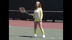 Reproducir Pequeña adolescente rubia 'Little April' Outdoor Pussy Play and Masturbation