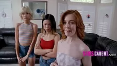 Abspielen Tiny Stepsis und ihre zierlichen Freunde in intensiven Gangbang -Porno
