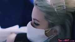 Jouer COVID 19 Quarantine: la coppia mascherata diventa cattiva con footjob e cazzo
