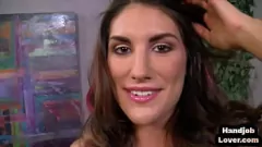 Reproducir Bomba morena August Ames en intensa handjob de aceite POV y boobjob