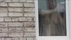 تشغيل التجسس على مثير جبهة تحرير مورو الإسلامية فرينا: عارية في الأماكن العامة، لا سراويل داخلية أو حمالة الصدر أثناء غسل النوافذ